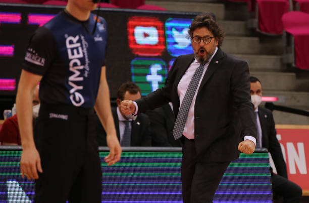 她总能在关 她总能在关